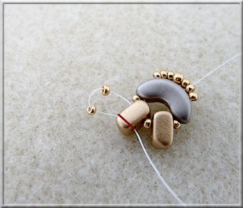 Collier Amour en perles en verre Amos®, Arcos® et Ios® par Puca : Etape 4 Collier Amour en perles en verre Amos®, Arcos® et Ios® par Puca : Etape 4