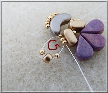 Collier Amour en perles en verre Amos®, Arcos® et Ios® par Puca : Etape 8 Collier Amour en perles en verre Amos®, Arcos® et Ios® par Puca : Etape 8