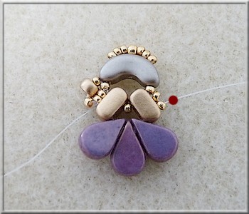 Collier Amour en perles en verre Amos®, Arcos® et Ios® par Puca : Etape 9 Collier Amour en perles en verre Amos®, Arcos® et Ios® par Puca : Etape 9