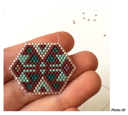 Boucles d'oreilles tissées en perles Miyuki Delicas style amérindien en Brick Stitch : Etape 8