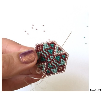 Boucles d'oreilles tissées en perles Miyuki Delicas style amérindien en Brick Stitch : Etape 13