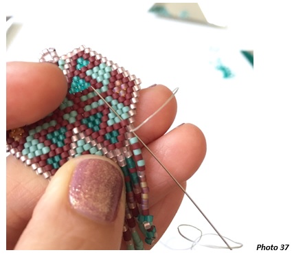 Boucles d'oreilles tissées en perles Miyuki Delicas style amérindien en Brick Stitch : Etape 19