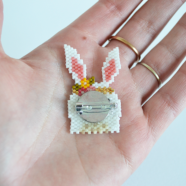 Broche motif lapin en tissage brick stitch de perles Miyuki Delicas : Etape 2