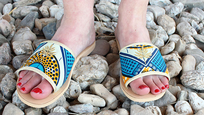 customiser des sandales en cuir avec du tissu wax portées customiser des sandales en cuir avec du tissu wax portées