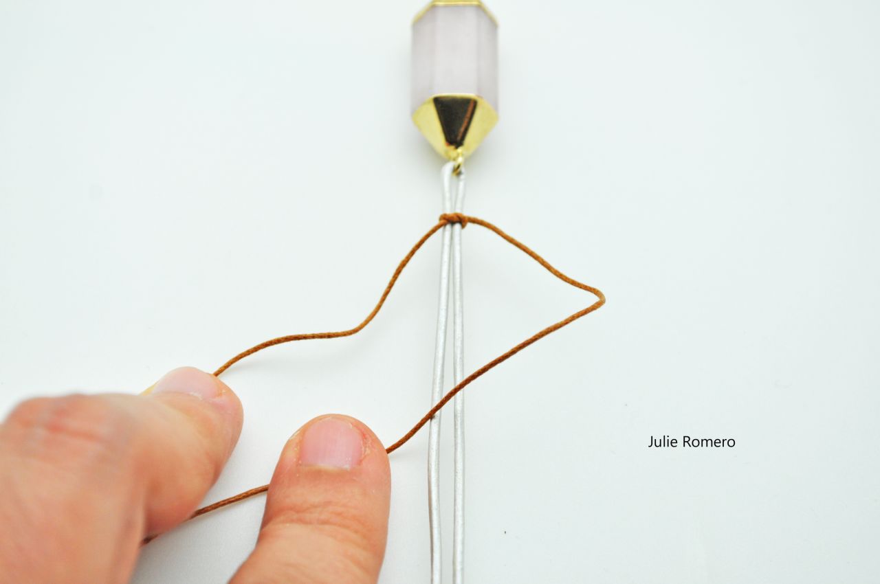 Bracelet macramé avec intercalaire quartz rose : Etape 1 Bracelet macramé avec intercalaire quartz rose : Etape 1