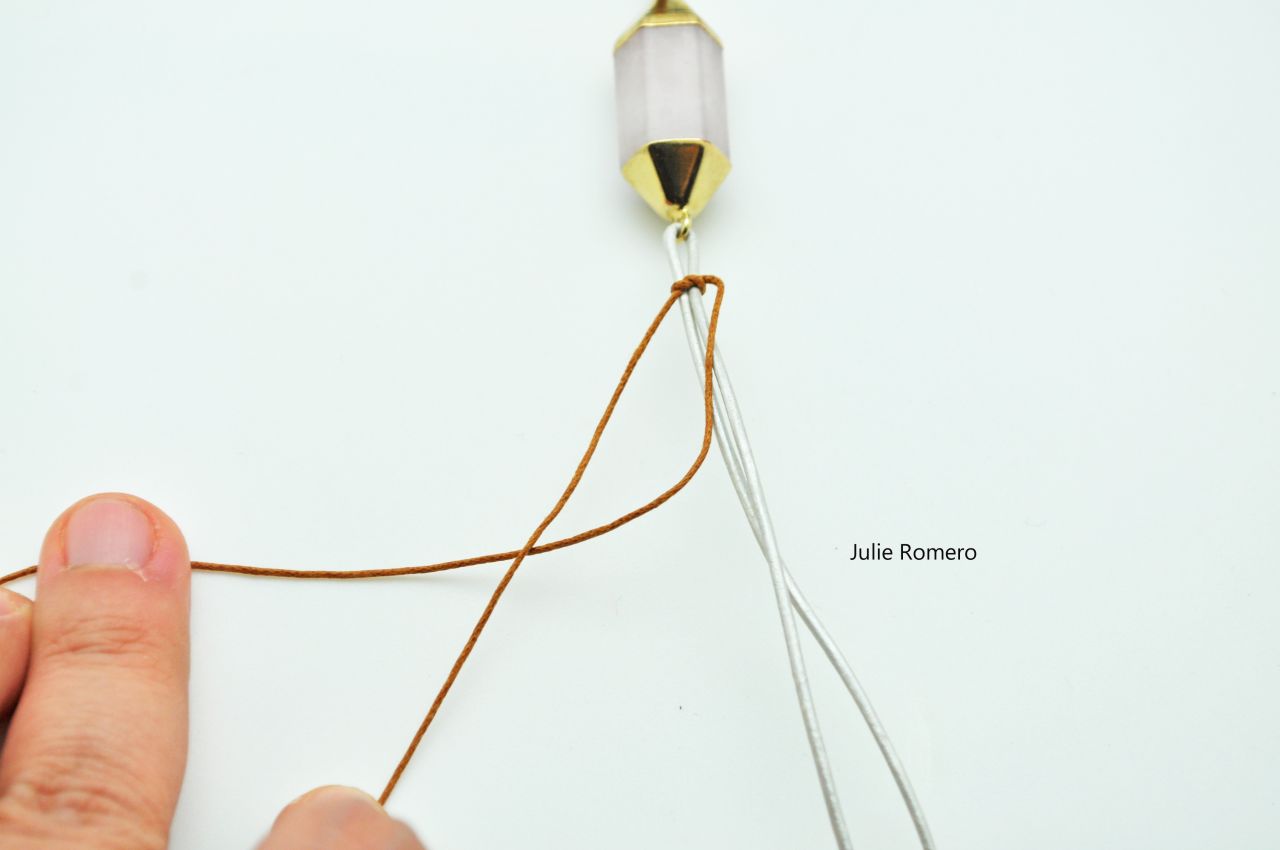 Bracelet macramé avec intercalaire quartz rose : Etape 2 Bracelet macramé avec intercalaire quartz rose : Etape 2