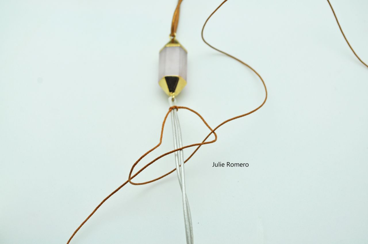 Bracelet macramé avec intercalaire quartz rose : Etape 3 Bracelet macramé avec intercalaire quartz rose : Etape 3