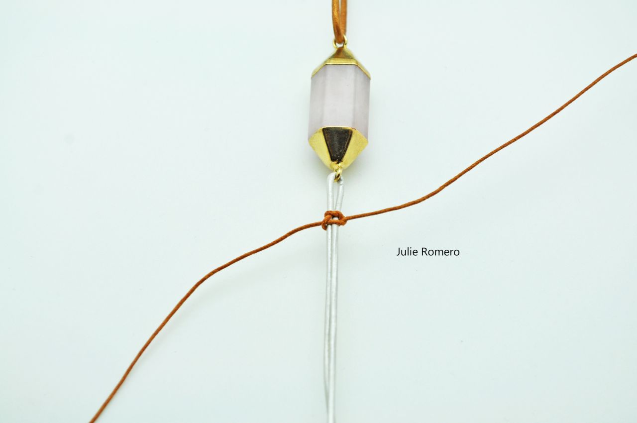 Bracelet macramé avec intercalaire quartz rose : Etape 4 Bracelet macramé avec intercalaire quartz rose : Etape 4