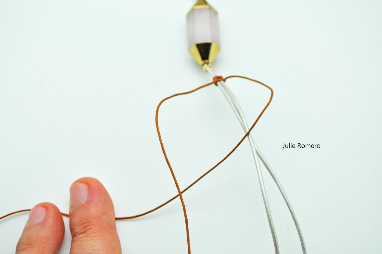 Bracelet macramé avec intercalaire quartz rose : Etape 5 Bracelet macramé avec intercalaire quartz rose : Etape 5