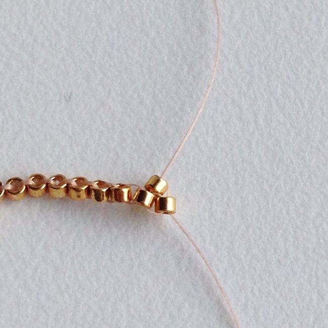 Broche en perles Miyuki motif tipi par Rose Moustache : Etape 8 Broche en perles Miyuki motif tipi par Rose Moustache : Etape 8