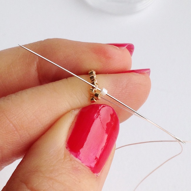 Broche en perles Miyuki motif tipi par Rose Moustache : Etape 9 Broche en perles Miyuki motif tipi par Rose Moustache : Etape 9