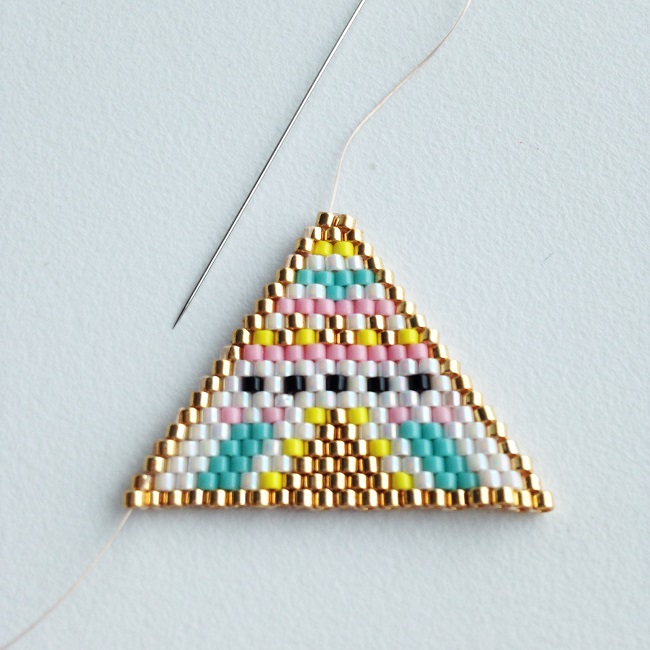 Broche en perles Miyuki motif tipi par Rose Moustache : Etape 10 Broche en perles Miyuki motif tipi par Rose Moustache : Etape 10