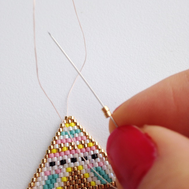 Broche en perles Miyuki motif tipi par Rose Moustache : Etape 11 Broche en perles Miyuki motif tipi par Rose Moustache : Etape 11