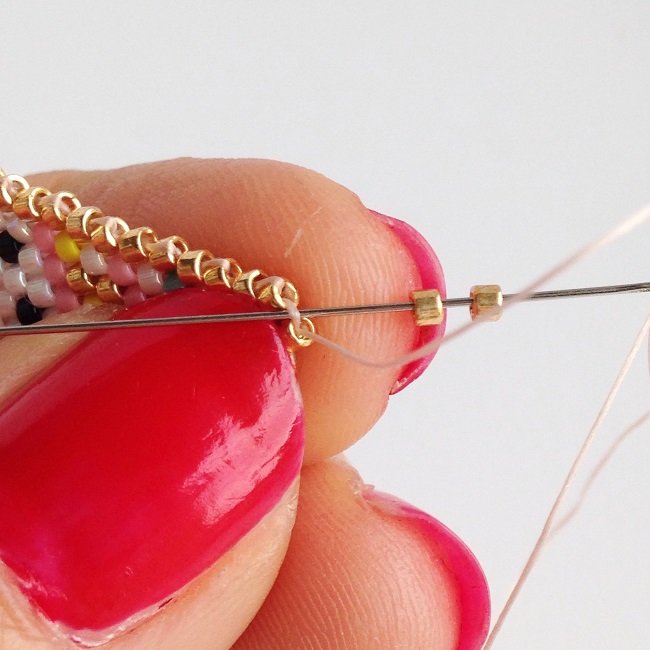 Broche en perles Miyuki motif tipi par Rose Moustache : Etape 12 Broche en perles Miyuki motif tipi par Rose Moustache : Etape 12