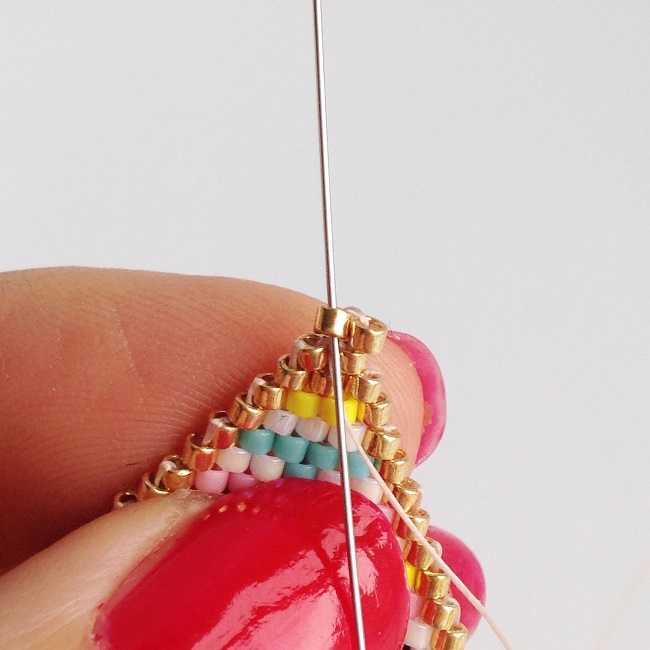 Broche en perles Miyuki motif tipi par Rose Moustache : Etape 13 Broche en perles Miyuki motif tipi par Rose Moustache : Etape 13