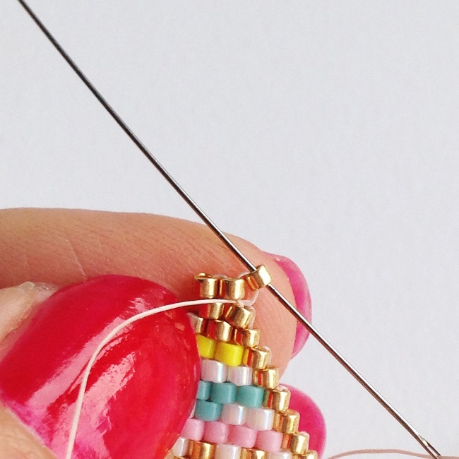 Broche en perles Miyuki motif tipi par Rose Moustache : Etape 14 Broche en perles Miyuki motif tipi par Rose Moustache : Etape 14