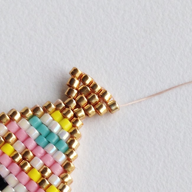 Broche en perles Miyuki motif tipi par Rose Moustache : Etape 15 Broche en perles Miyuki motif tipi par Rose Moustache : Etape 15