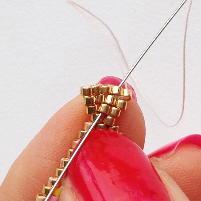 Broche en perles Miyuki motif tipi par Rose Moustache : Etape 16 Broche en perles Miyuki motif tipi par Rose Moustache : Etape 16