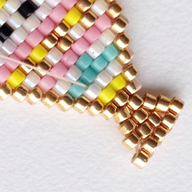 Broche en perles Miyuki motif tipi par Rose Moustache : Etape 17 Broche en perles Miyuki motif tipi par Rose Moustache : Etape 17