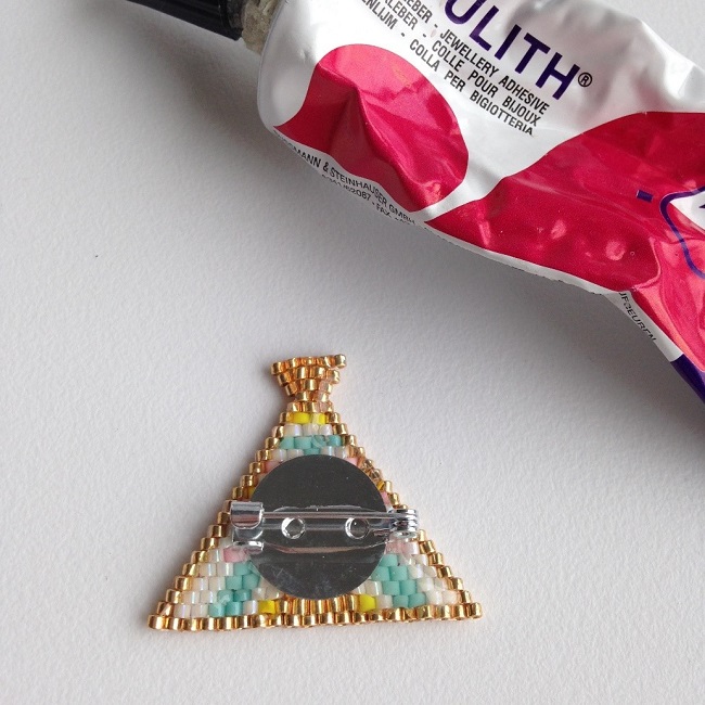 Broche en perles Miyuki motif tipi par Rose Moustache : Etape 19 Broche en perles Miyuki motif tipi par Rose Moustache : Etape 19