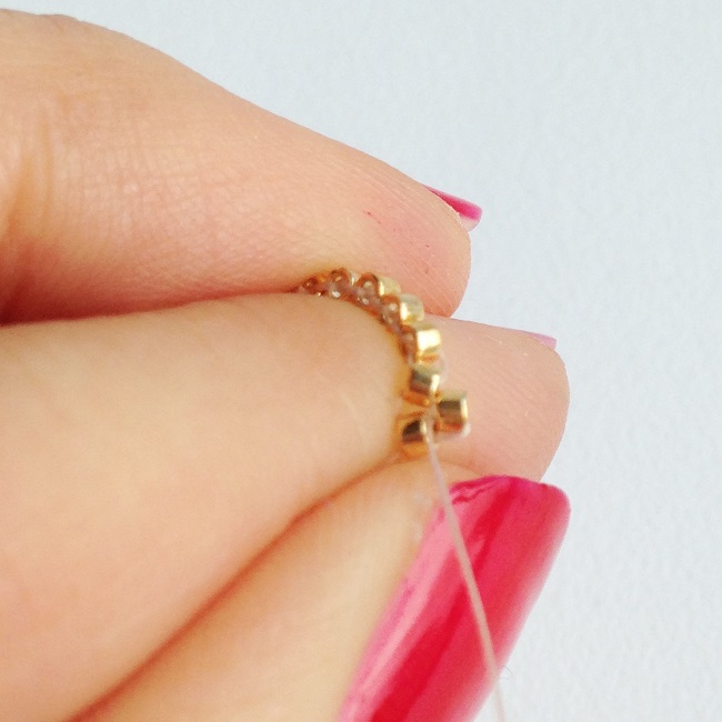 Broche en perles Miyuki motif tipi par Rose Moustache : Etape 7 Broche en perles Miyuki motif tipi par Rose Moustache : Etape 7