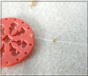 Pendentif Cheyenne intercalaire ajouré en plexiglas avec des perles en verre par Puca : Etape 2