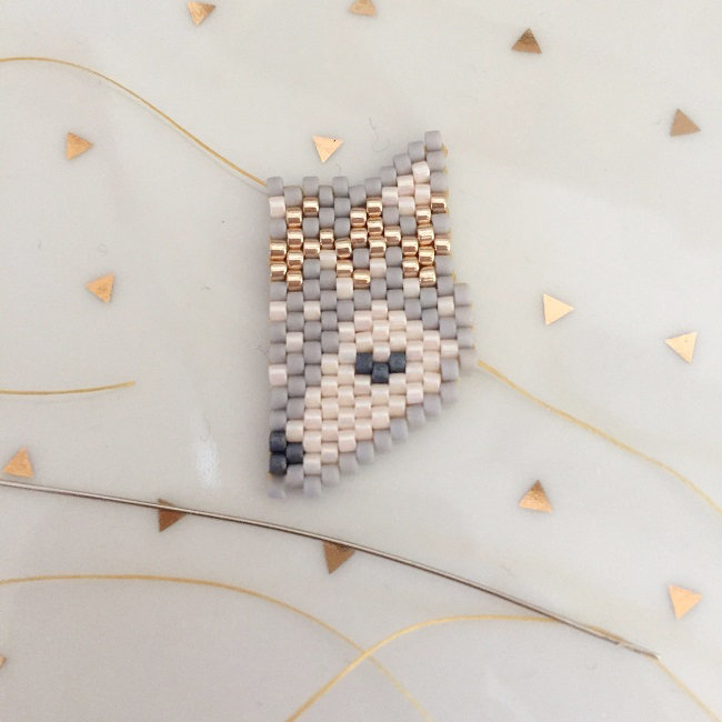 Motif tête de renard avec couronne de fleurs en tissage brick stitch : Etape 3