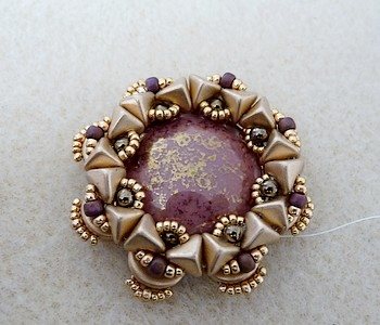 Pendentif Camilla avec cabochon, perles SuperKhéops® et Arcos® by Puca® : Etape 26