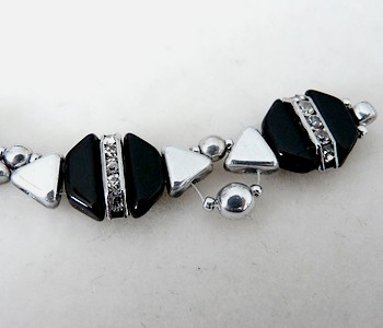 Collier avec des Tinos® et Khéops® par Puca® et des perles rondes : Etape 6 Collier avec des Tinos® et Khéops® par Puca® et des perles rondes : Etape 6