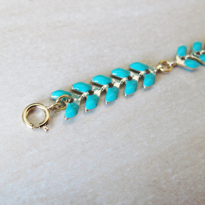 Bracelet coquillage chaîne épis et pompon : Etape 2