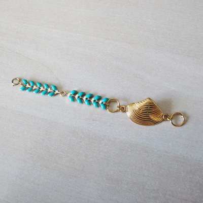 Bracelet coquillage chaîne épis et pompon : Etape 3