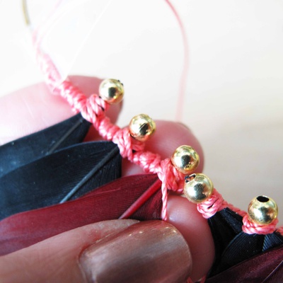 Collier Plastron Rétro PureCrystal et plumes : Etape 4 Collier Plastron Rétro PureCrystal et plumes : Etape 4