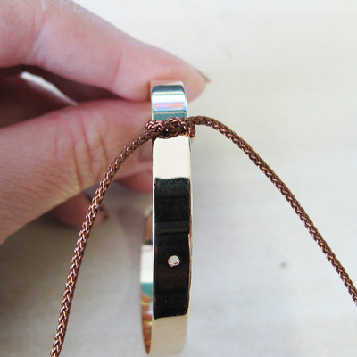 Trio de bracelets joncs breloques tissés en macramé : Etape 1 Trio de bracelets joncs breloques tissés en macramé : Etape 1