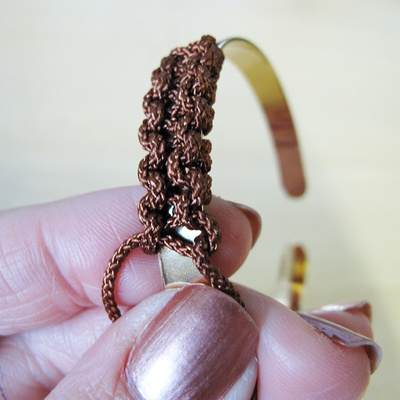 Trio de bracelets joncs breloques tissés en macramé : Etape 5 Trio de bracelets joncs breloques tissés en macramé : Etape 5