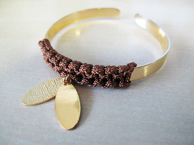 Trio de bracelets joncs breloques tissés en macramé : Etape 8 Trio de bracelets joncs breloques tissés en macramé : Etape 8