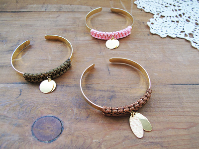 Trio de bracelets joncs breloques tissés en macramé : Etape 9 Trio de bracelets joncs breloques tissés en macramé : Etape 9