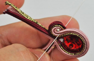 Boucles d'oreilles rouges en soutache avec cabochon rivoli PureCrystal : Etape 7