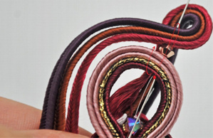 Boucles d'oreilles rouges en soutache avec cabochon rivoli PureCrystal : Etape 9