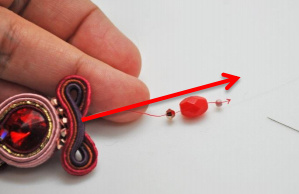 Boucles d'oreilles rouges en soutache avec cabochon rivoli PureCrystal : Etape 10