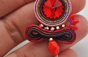 Boucles d'oreilles rouges en soutache avec cabochon rivoli PureCrystal : Etape 13
