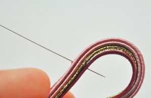 Boucles d'oreilles rouges en soutache avec cabochon rivoli PureCrystal : Etape 2