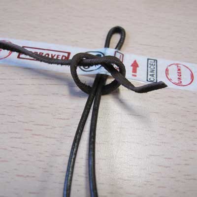 Bracelet Tressage épis Lacet en daim et Cordon en cuir : Etape 2 Bracelet Tressage épis Lacet en daim et Cordon en cuir : Etape 2