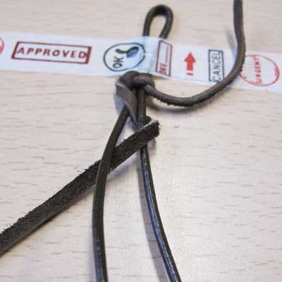 Bracelet Tressage épis Lacet en daim et Cordon en cuir : Etape 4 Bracelet Tressage épis Lacet en daim et Cordon en cuir : Etape 4