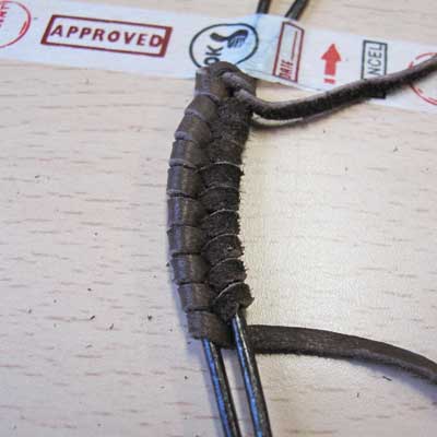 Bracelet Tressage épis Lacet en daim et Cordon en cuir : Etape 5 Bracelet Tressage épis Lacet en daim et Cordon en cuir : Etape 5