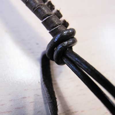 Bracelet Tressage épis Lacet en daim et Cordon en cuir : Etape 6 Bracelet Tressage épis Lacet en daim et Cordon en cuir : Etape 6