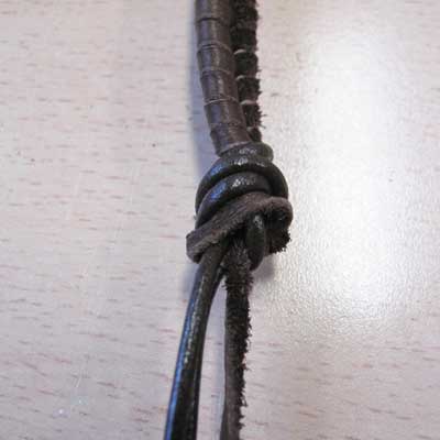 Bracelet Tressage épis Lacet en daim et Cordon en cuir : Etape 7 Bracelet Tressage épis Lacet en daim et Cordon en cuir : Etape 7