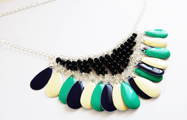 Collier_Sequins_Gouttes_email_epoxy_et_Perles_rondes-12