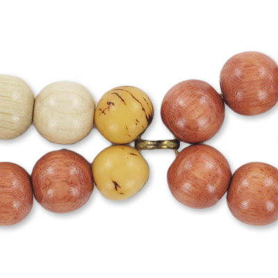 Collier Pompons et Rondes en bois : Etape 3 Collier Pompons et Rondes en bois : Etape 3