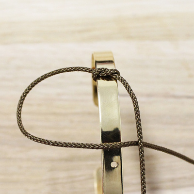 Trio de bracelets joncs breloques tissés en macramé : Etape 2 Trio de bracelets joncs breloques tissés en macramé : Etape 2