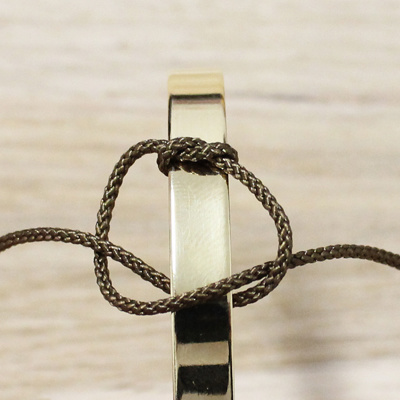 Trio de bracelets joncs breloques tissés en macramé : Etape 3 Trio de bracelets joncs breloques tissés en macramé : Etape 3